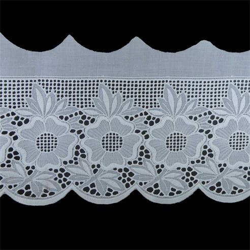 Tira bordada batista de encaje en algodón Blanco Altura cm.4.5 Embalaje  mt.13.70 para confección